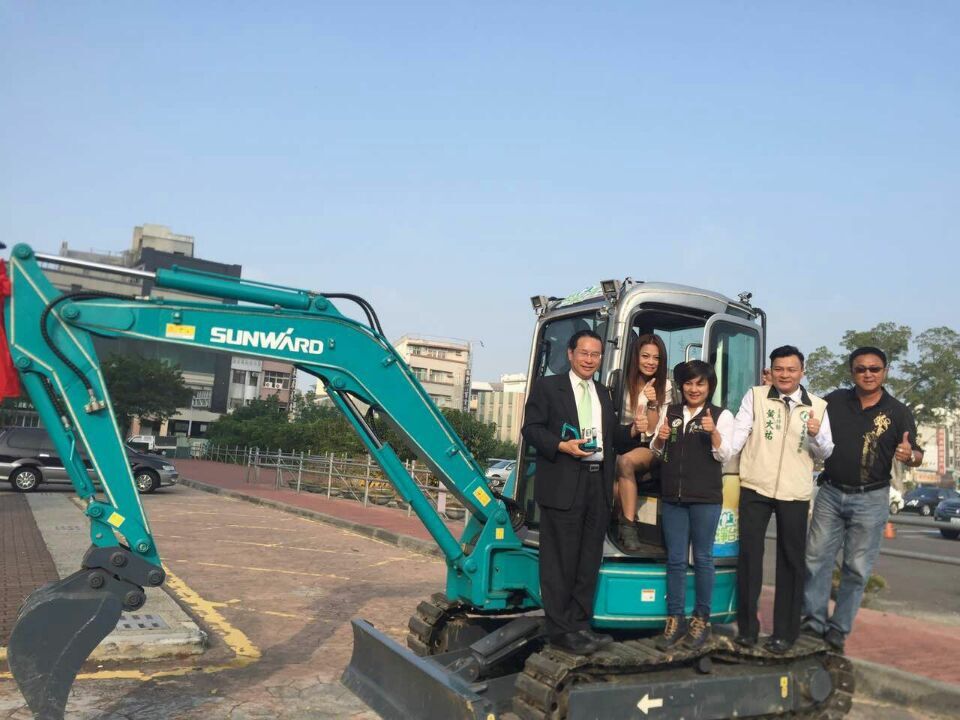 嘉義市长大赞J9集团智能挖掘机环台义举