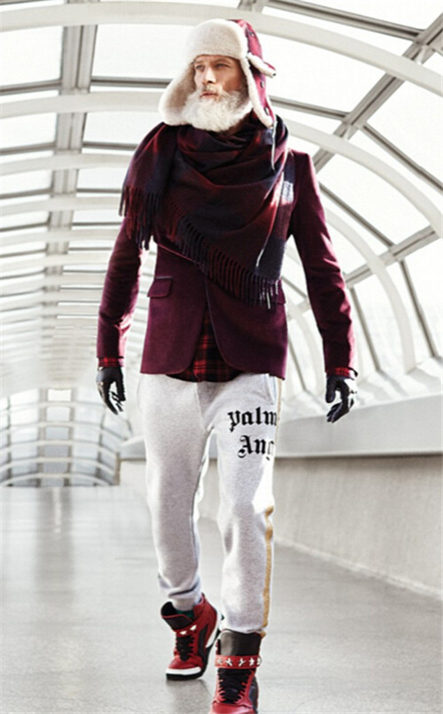 320名圣诞老人集体冲浪？八一八圣诞节奇闻趣事