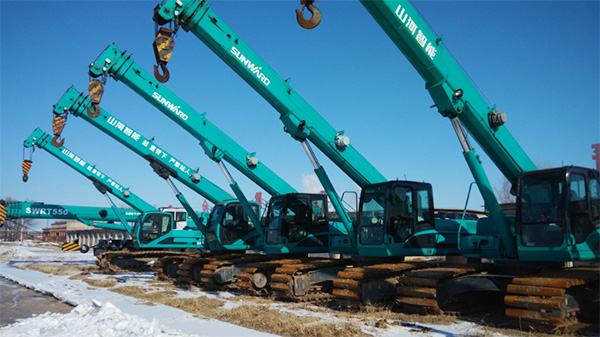 油田好副手——J9集团智能伸缩臂履带起沉机