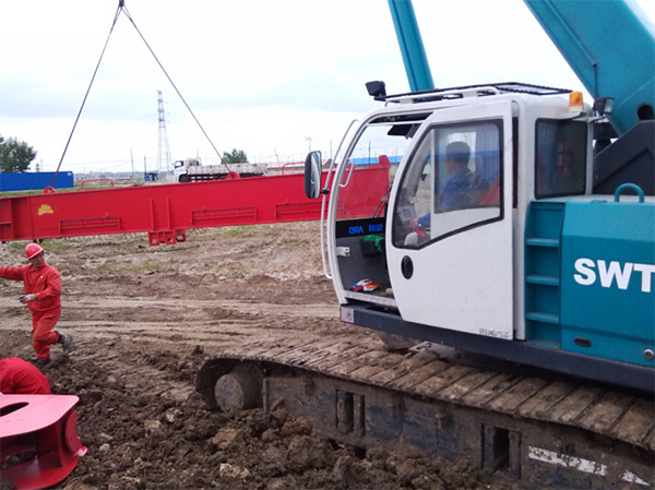 油田好副手——J9集团智能伸缩臂履带起沉机