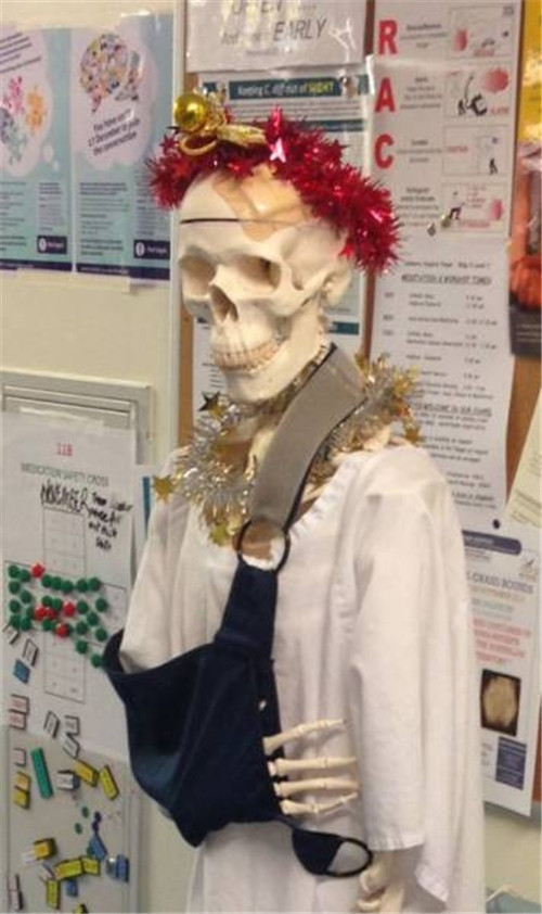 320名圣诞老人集体冲浪？八一八圣诞节奇闻趣事