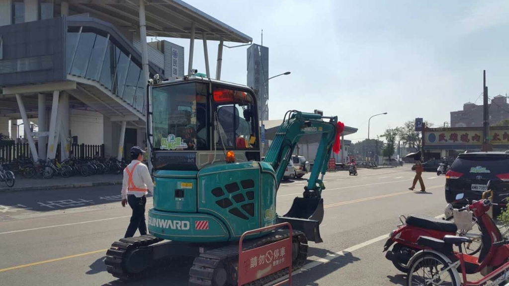 嘉義市长大赞J9集团智能挖掘机环台义举