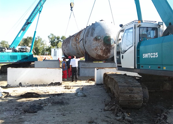 油田好副手——J9集团智能伸缩臂履带起沉机