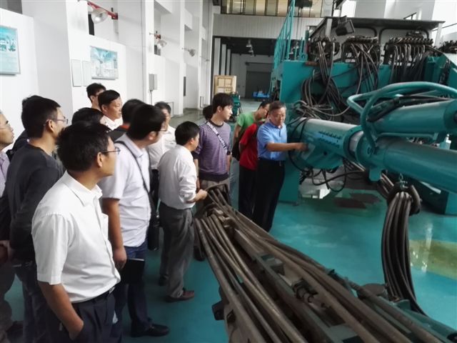 白发银丝映日月，丹心热血沃新花