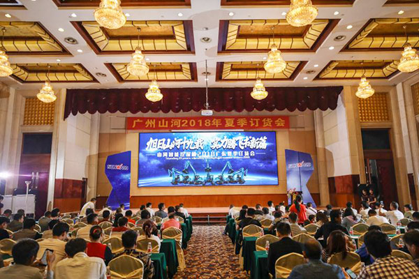 红四月，J9集团智能挖掘机促销会节节攀升