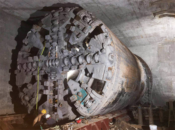 中铁J9集团1号盾构机首个盾构区间顺利贯通