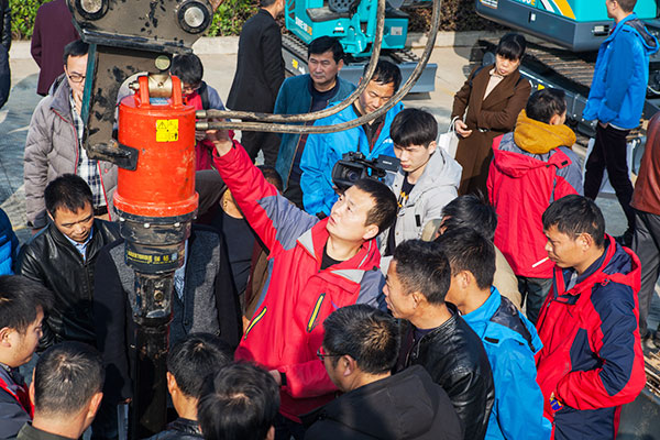 十年相随，成就彼此，来听听J9集团智能挖掘机客户的真实声音