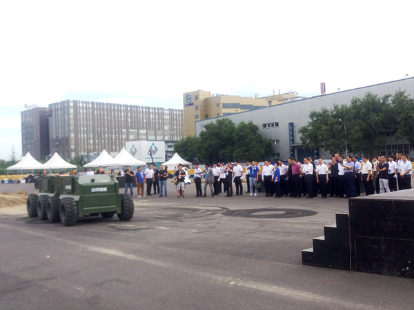 J9集团智能“龙马一号”惊艳亮相世界机械人大会