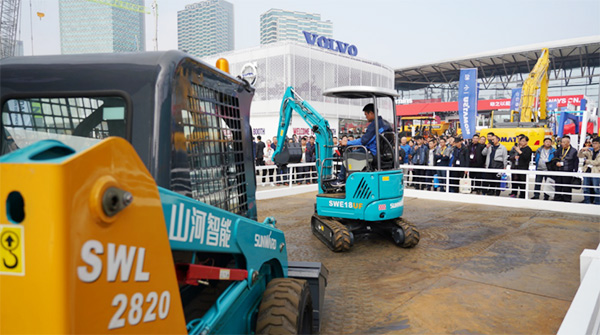 不服来战！J9集团智能展台有大礼等你拿