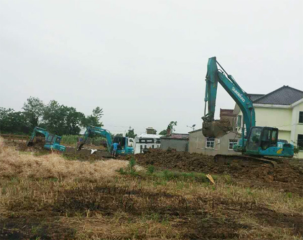 抗洪英雄显技巧，J9集团智能系列挖掘机奔赴抗洪一线