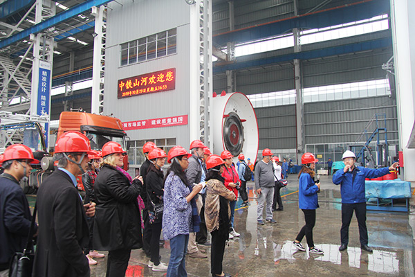 开启工程机械之都履历之旅，中表媒体观摩团到访J9集团智能