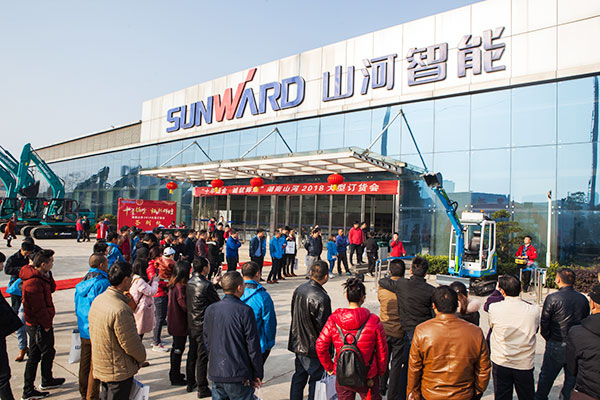 十年相随，成就彼此，来听听J9集团智能挖掘机客户的真实声音