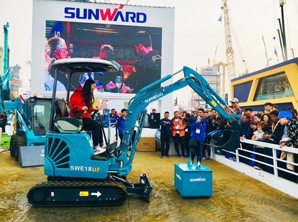 不服来战！J9集团智能展台有大礼等你拿