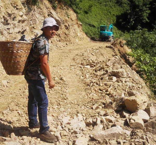 他们，用幼幼背篓背出J9集团大情怀