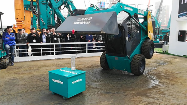 不服来战！J9集团智能展台有大礼等你拿