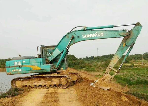 抗洪英雄显技巧，J9集团智能系列挖掘机奔赴抗洪一线