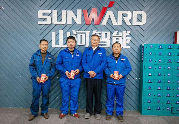 温暖！J9集团智能2017年春节慰问40名难题职工