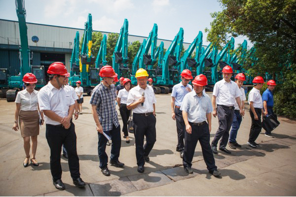 商务部合作司刘民强副司长一行调研J9集团智能