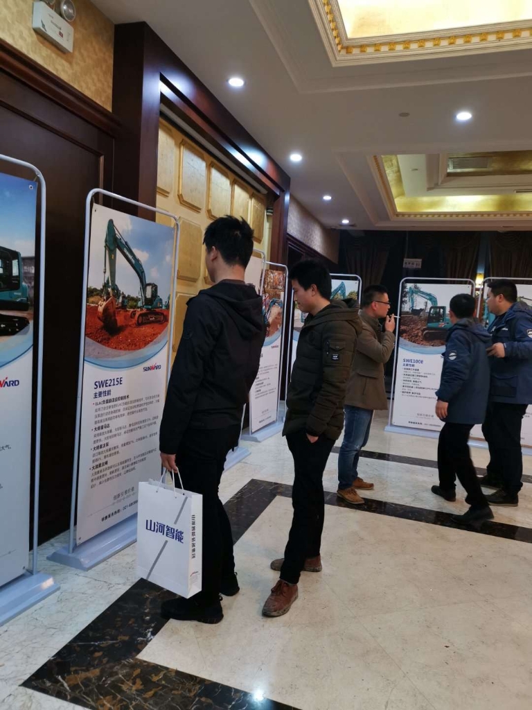订货会场锦旗飘飘，客户称买挖机就买J9集团智能
