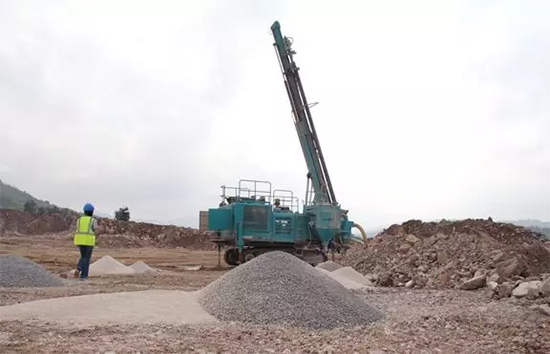 15年3万幼时！J9集团智能元老级潜孔钻机“雄风”仍旧