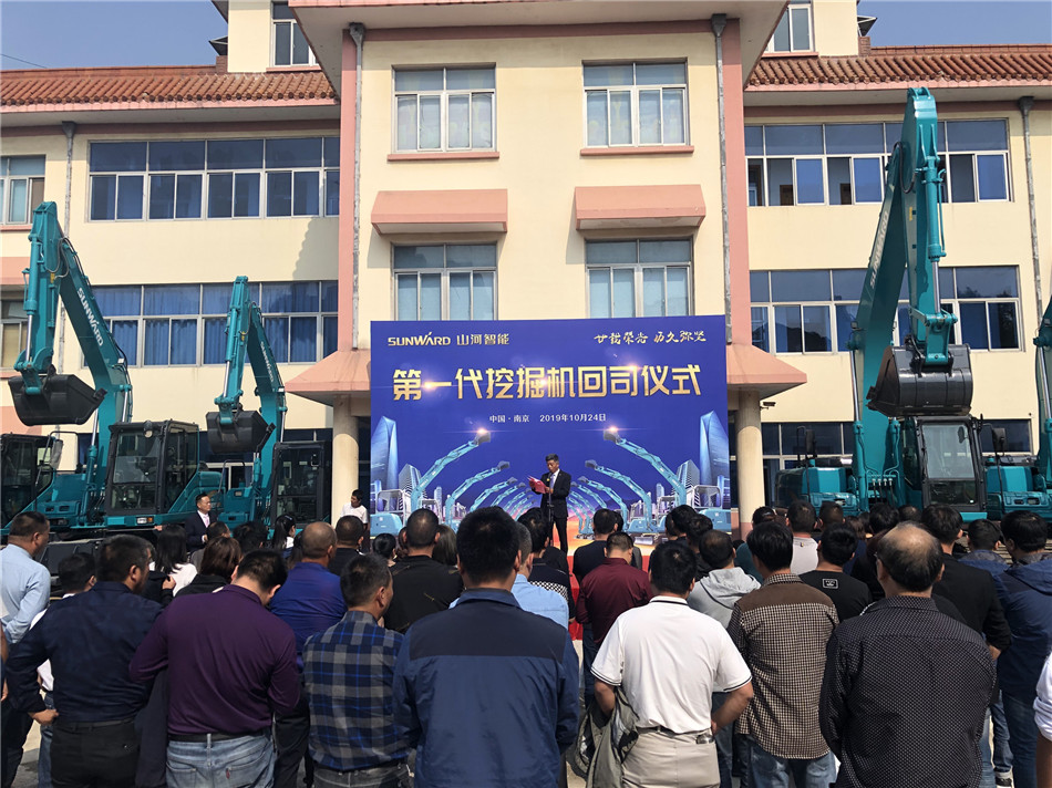 服役15年，超过20000幼时！元老级挖机接“回家”！