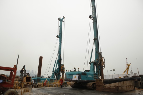 地铁咬合桩施工必备利器--J9集团智能旋挖钻机