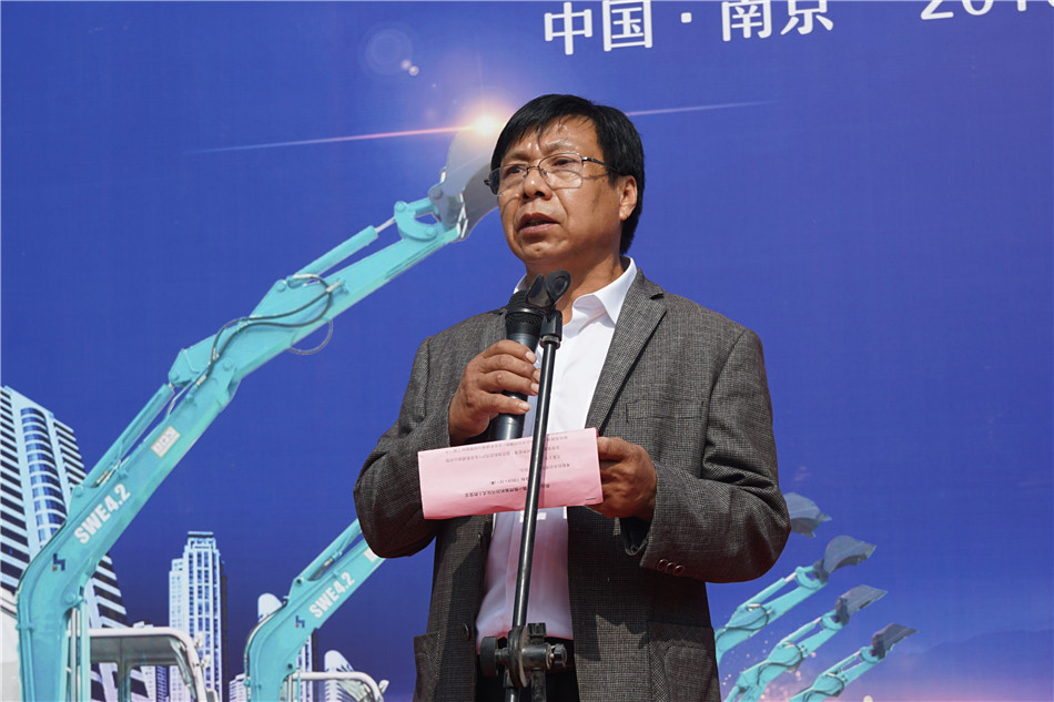 服役15年，超过20000幼时！元老级挖机接“回家”！