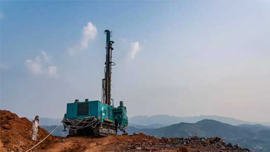 一台顶三台 J9集团智能潜孔钻机真好用