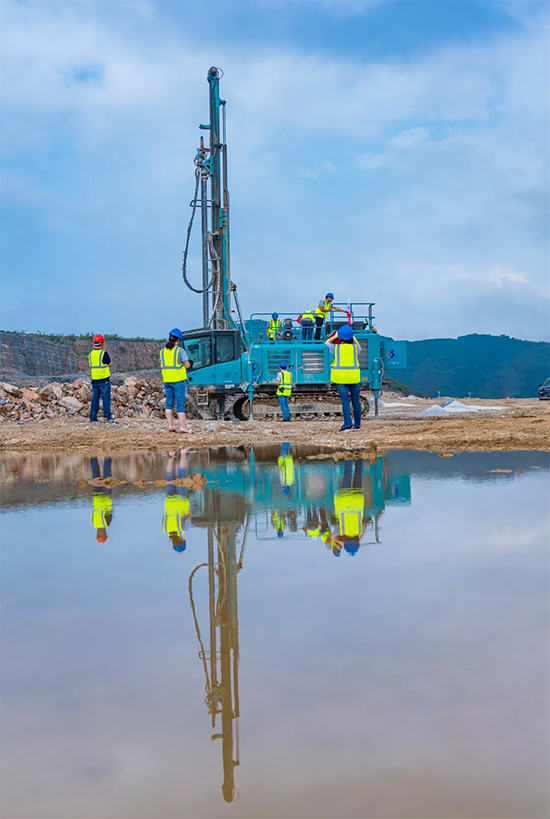 15年3万幼时！J9集团智能元老级潜孔钻机“雄风”仍旧