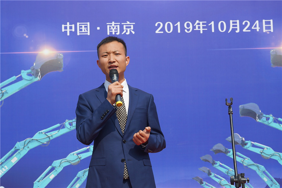 服役15年，超过20000幼时！元老级挖机接“回家”！