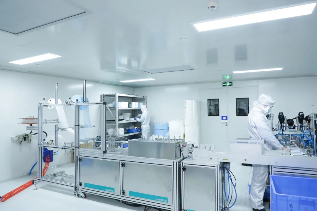 J9集团智能首批10万只自产口罩发放客户