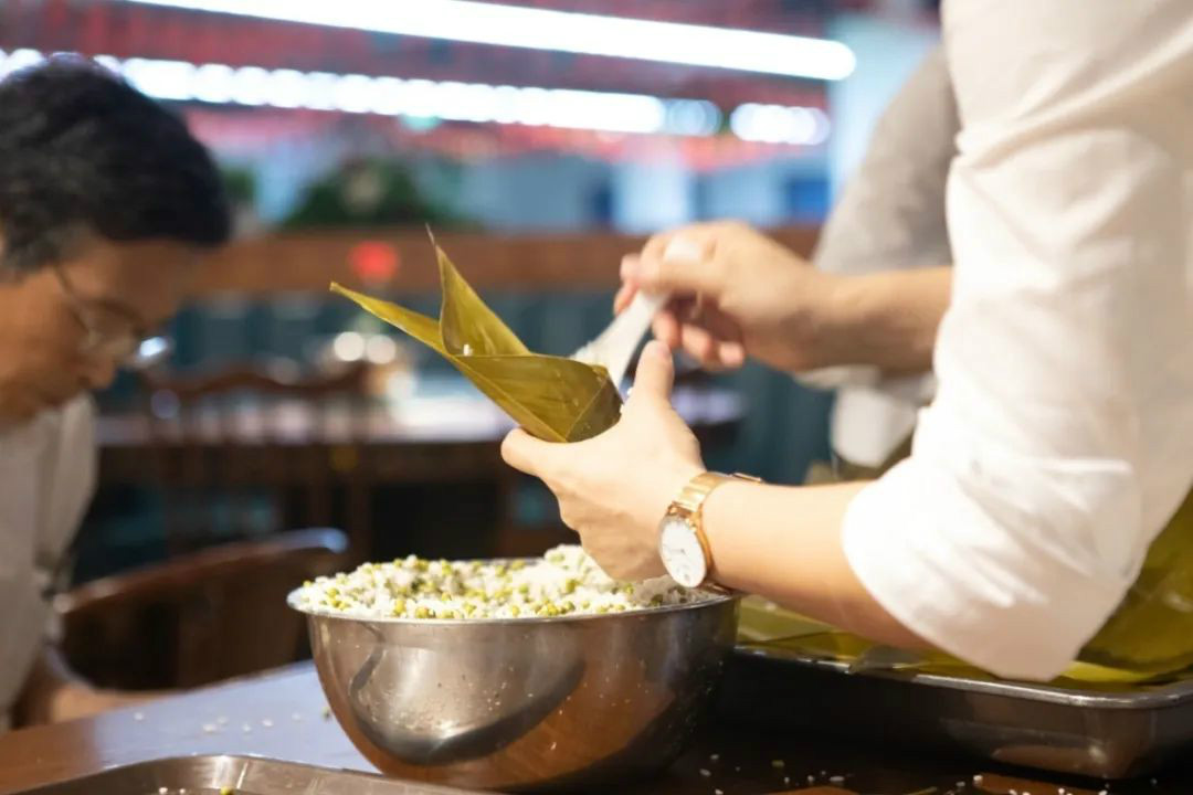 “爱国心，J9集团情”J9集团智能第四届包粽子角逐