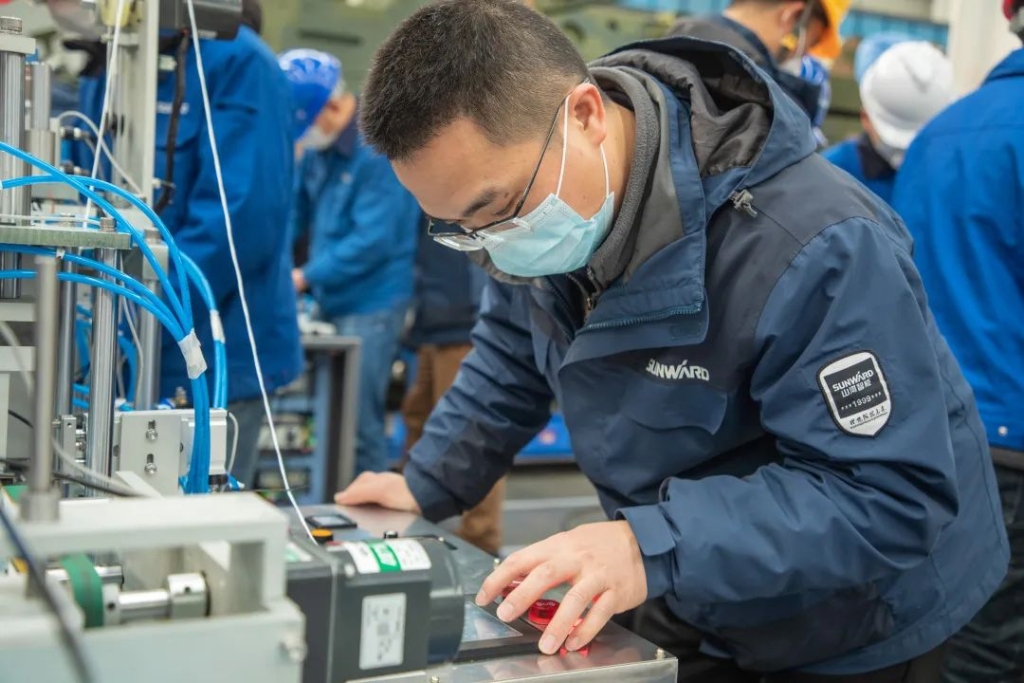 J9集团智能首台口罩机交付客户