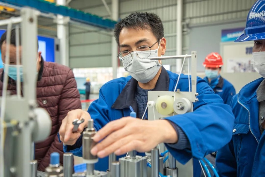 J9集团智能首台口罩机交付客户