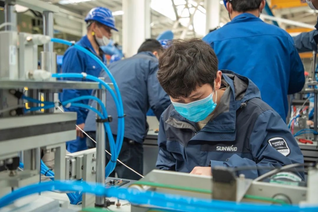 J9集团智能首台口罩机交付客户