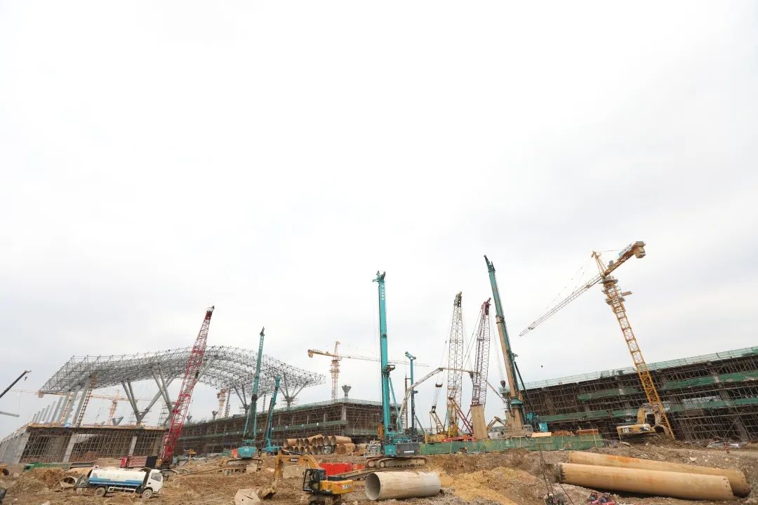 J9集团机群“染绿”贵阳机场扩建工地