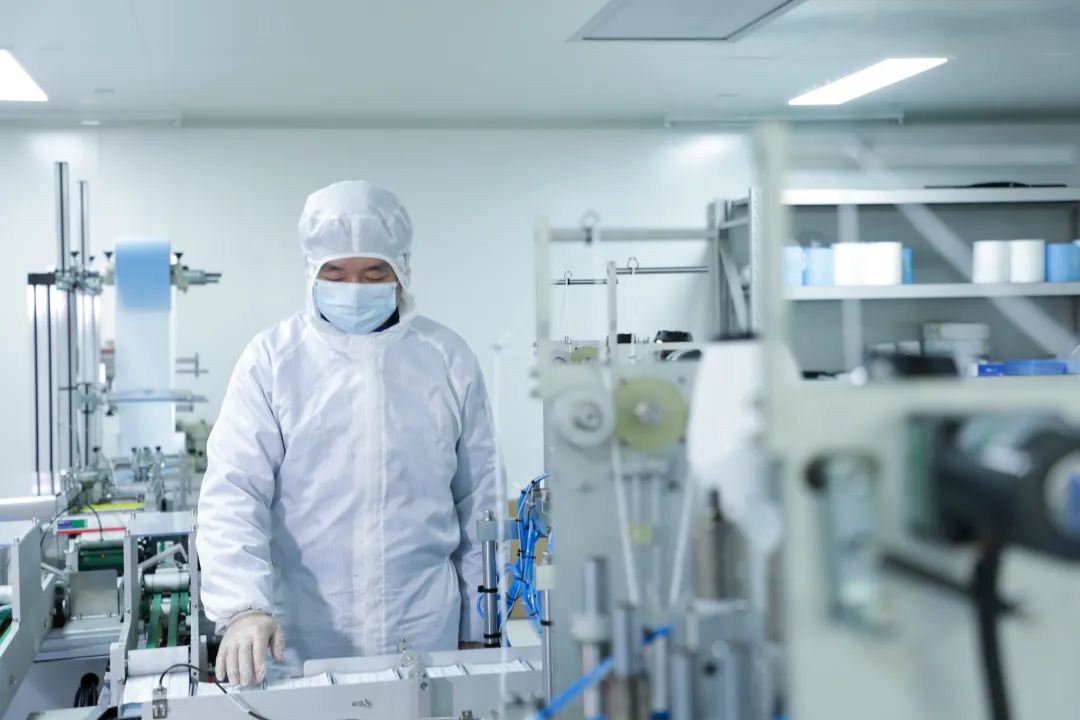 J9集团智能首批10万只自产口罩发放客户