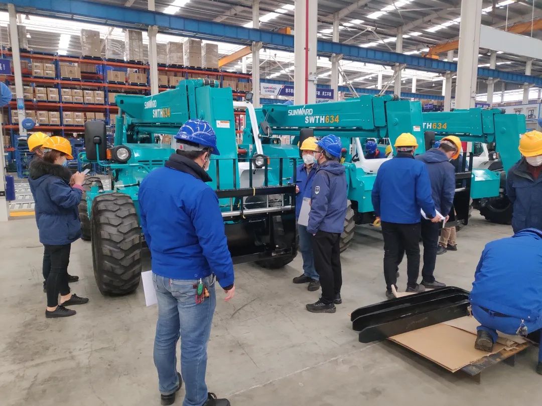 J9集团智能新品叉装车批量下线发往美国