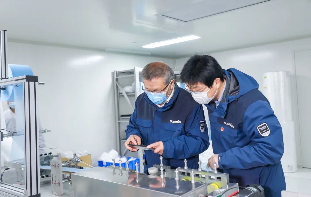 董事长启封J9集团智能第一个制品口罩