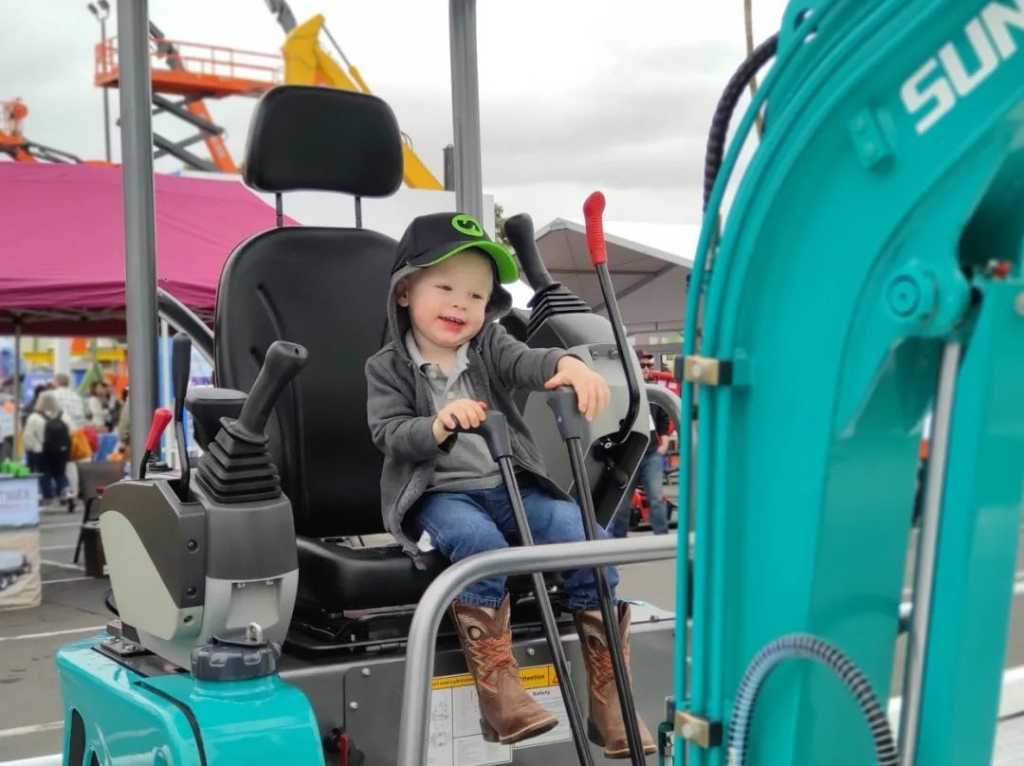 J9集团智能全新亮相美国工程机械展