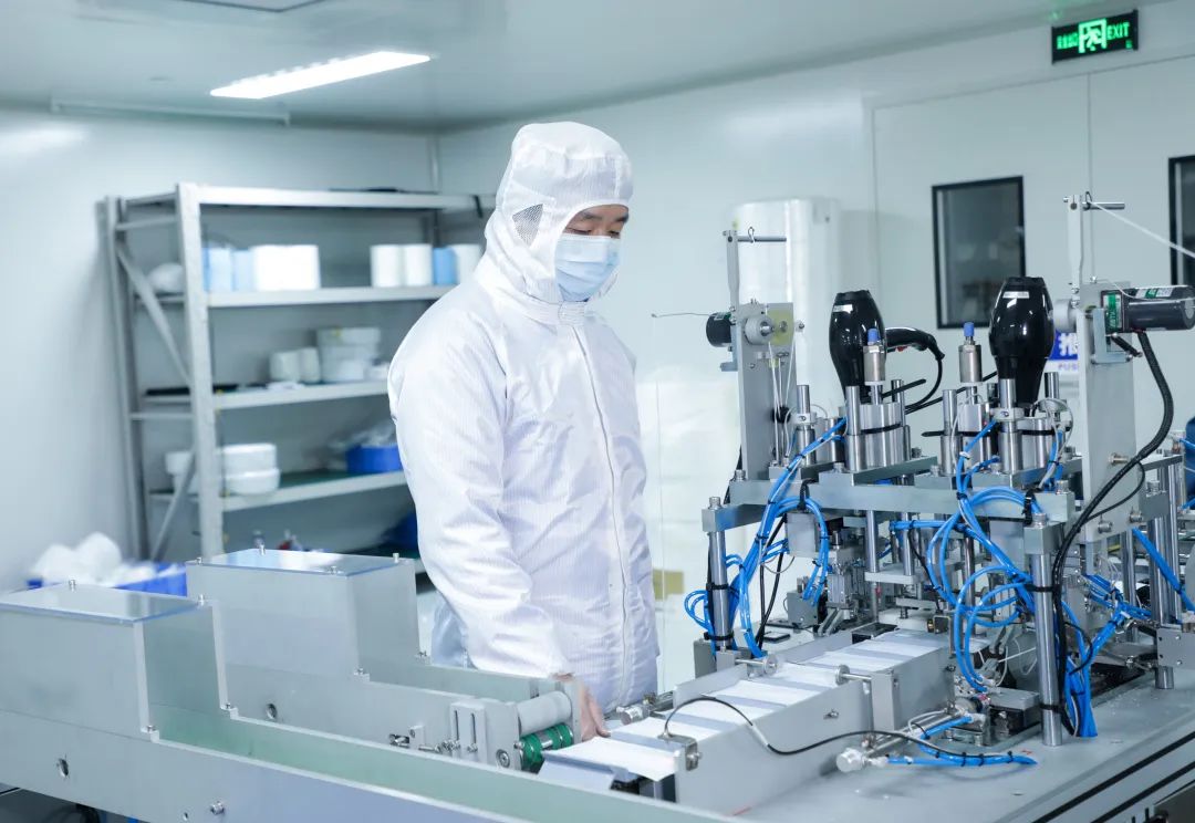 董事长启封J9集团智能第一个制品口罩