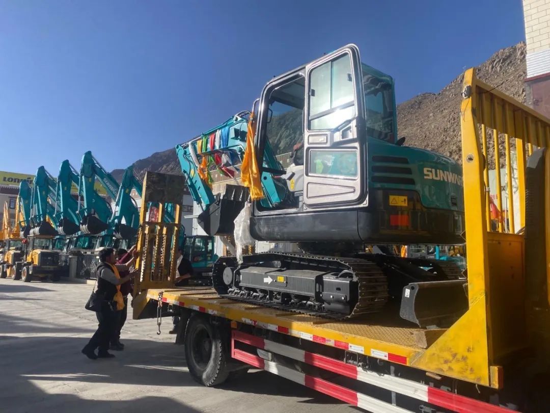 十台J9集团挖掘机交付西藏少数民族特色村寨