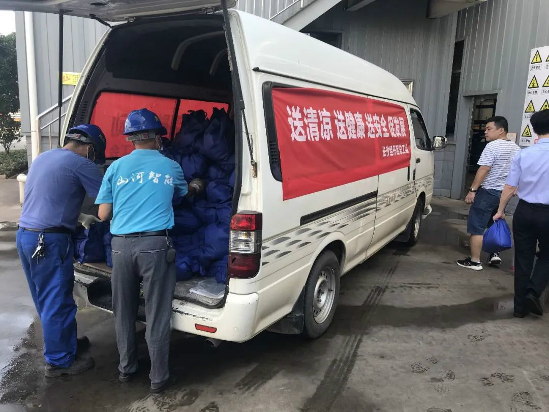 夏季炎炎送清冷，区总关切暖人心