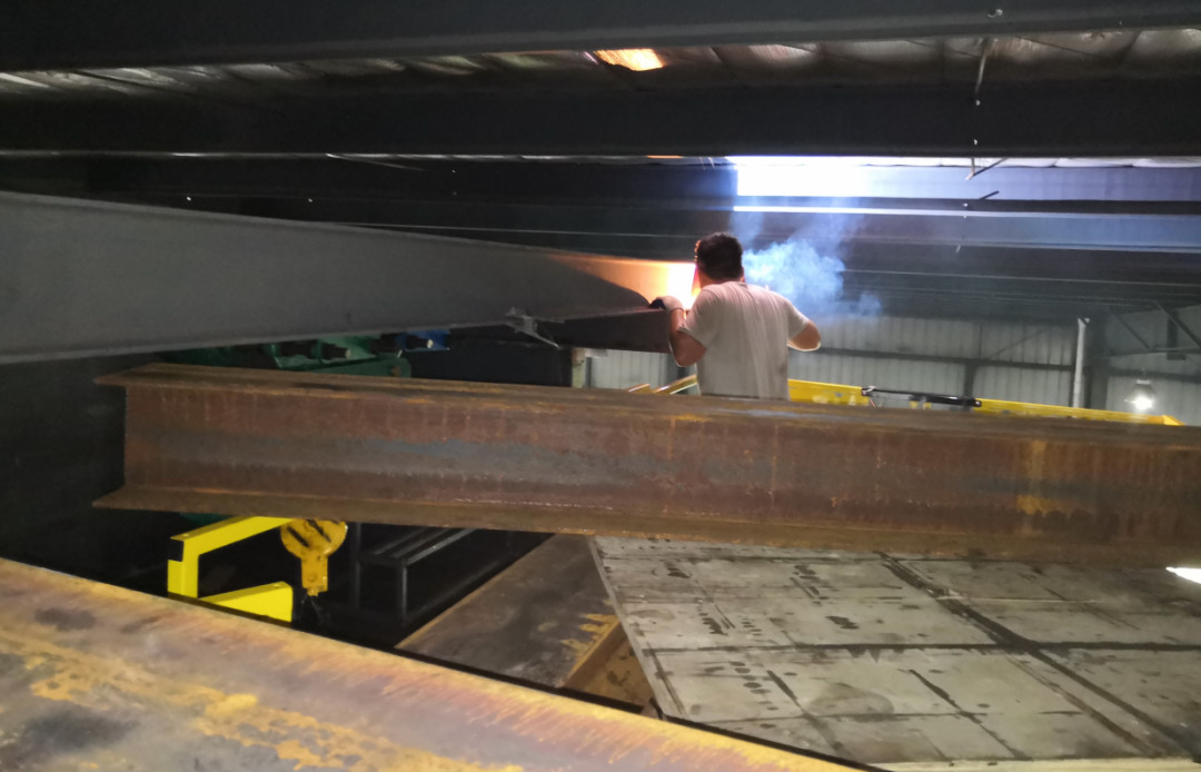 英武！大气！不变！J9集团智能越野剪叉式高空作业平台解客户难题