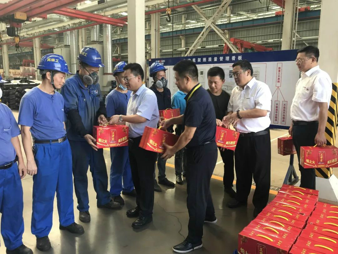 夏季炎炎送清冷，区总关切暖人心