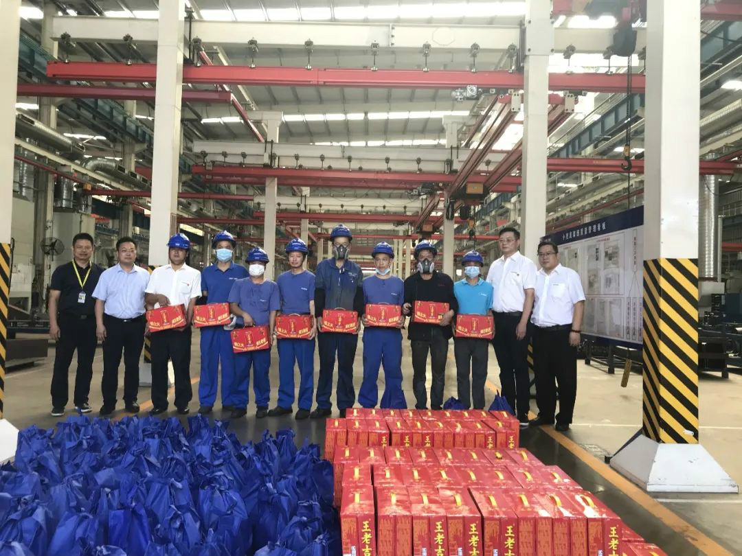 夏季炎炎送清冷，区总关切暖人心