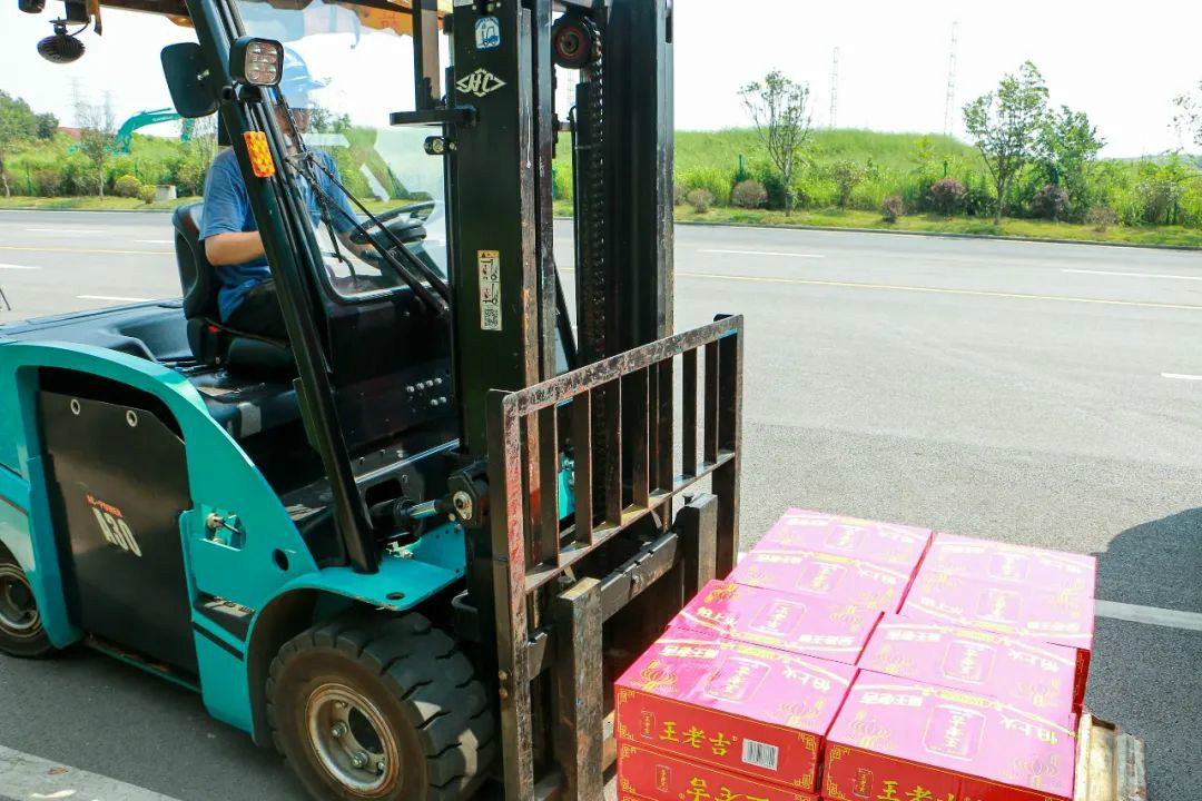 情系职工送清冷，殷切关切鼓劲头——J9集团智能发展夏季送清冷活动