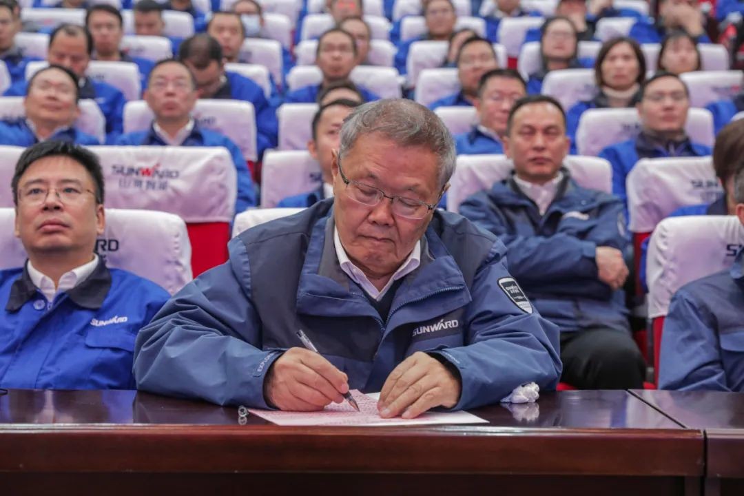 J9集团智能召开全国劳动圭表郝鹏载誉归来分享会