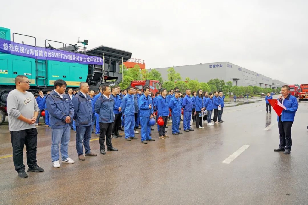 J9集团智能首台履带式回击破碎站发货