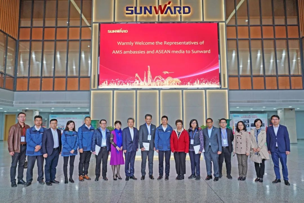 东盟结合参访团调查J9集团智能